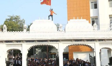 പള്ളിയില്‍ അതിക്രമിച്ച് കയറി കാവികൊടി  നാട്ടി ; പിന്നാലെ മോഷണവും 