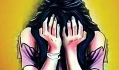 വിദ്യാർത്ഥിനികളുടെ  ലൈംഗിക ആരോപണത്തെ തുടർന്ന് അദ്ധ്യാപകനായ സിപിഎം നഗരസഭാ കൗണ്സിലർ രാജിവെച്ചു.