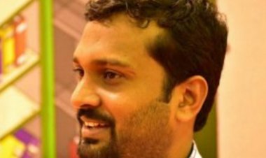 റയിൽവേ സ്റ്റേഷനിൽ ബോംബ് വെയ്ക്കാൻ വന്നതാണോ എന്ന് ചോദിച്ചു മാധ്യമ പ്രവർത്തകനെ പോലീസ് മർദിച്ചു.