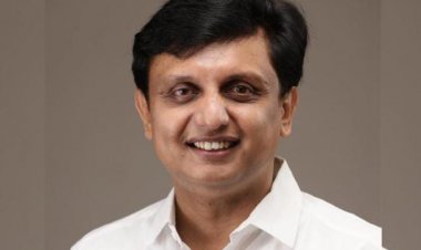 രണ്ട് മാസം മുമ്പ് പൂർത്തിയാക്കിയ ശംഖുമുഖം റോഡ് തകർന്നു. മന്ത്രി റിയാസിനെതിരെ വിജിലൻസ് പരാതി
