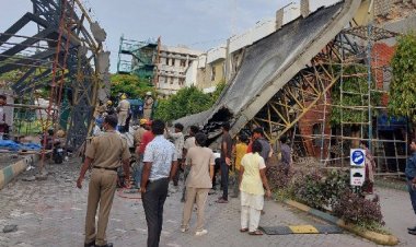 പാലത്തിന് പിന്നാലെ ആശുപത്രി കെട്ടിടത്തിന്റെ മേല്‍ക്കൂരയും തകര്‍ന്നു വീണു 