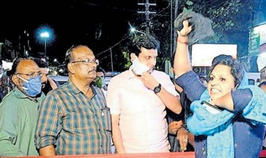 കരിങ്കൊടി വീശി ദീപ; പകച്ച് പോയി മന്ത്രി റിയാസ്; മഹിളാ കോണ്‍ഗ്രസ് നേതാവ് പൊളിച്ചു