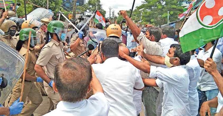 കോഴിക്കോട് കളക്‌ട്രേറ്റ് മാര്‍ച്ചില്‍ സംഘര്‍ഷം; നേതാക്കളെ അറസ്റ്റ് ചെയ്തുനീക്കി