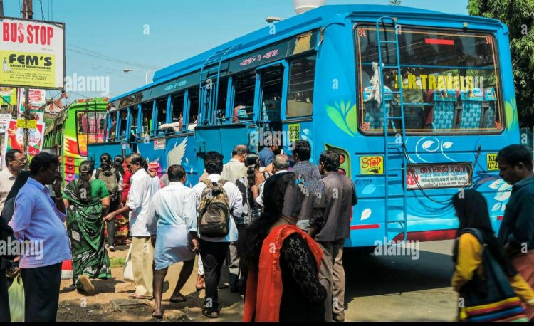 ബസ് കാത്തിരിപ്പു കേന്ദ്രത്തിൽ നിന്നും കറുത്ത വസ്ത്രം ധരിച്ച സ്ത്രീയെ പോലീസ് ഇറക്കിവിട്ടു