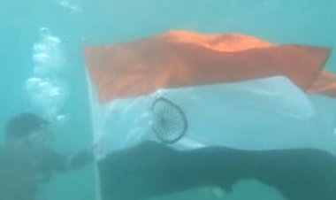 ഹർ ഘർ തിരംഗ ; പദ്ധതിയുടെ ഭാഗമായി വെള്ളത്തിൽ പതാകയുയർത്തി