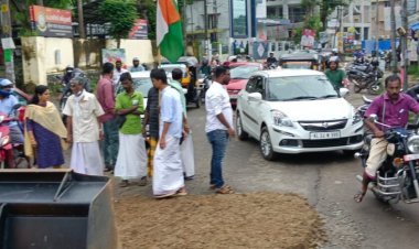 റോഡിലെ കുഴികൾ നികത്തി യൂത്ത് കോൺഗ്രസ് : താത്കാലികം എങ്കിലും യാത്രക്കാർക്ക്‌ ആശ്വാസം