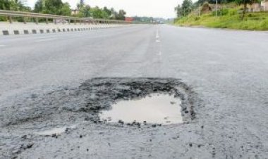 വീണ്ടും ദേശീയപാതയിലെ കുഴിയില്‍ വീണപകടം; പരിക്കേറ്റ ദമ്പതികൾ ചികിത്സയിൽ