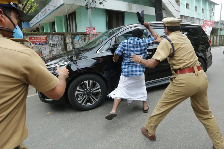 സോണിയും പുറത്തിറങ്ങി; ഒന്നും ചെയ്യാനാകാതെ പിണറായി വിജയന്‍