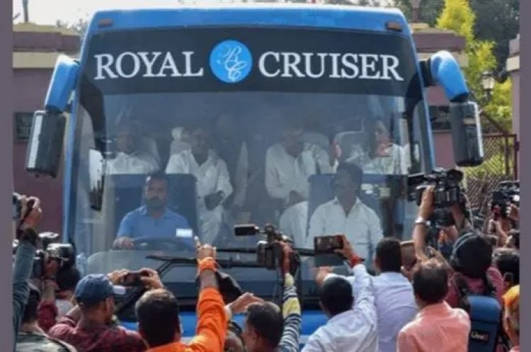 ചാ​ക്കി​ട്ടു​പി​ടി​ത്തം ഭ​യ​ന്ന് ഭ​ര​ണ​ക​ക്ഷി എം​എ​ൽ​എ​മാ​രെ ജാ​ർ​ഖ​ണ്ഡി​ൽ നിന്ന് ഛത്തീ​സ്ഗ​ഡി​ലേ​ക്ക് പ​റ​പ്പി​ച്ചു