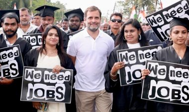 ഞങ്ങൾക്ക് തൊഴിൽ വേണം, പ്ലക്കാർഡുമേന്തി രാഹുലിനെ കണ്ട് ഉദ്യോഗാർത്ഥികൾ