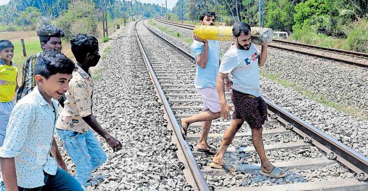 കള്ളക്കേസുകൾ പിൻവലിക്കണമെന്ന് ആവശ്യം; സിൽവർ ലൈൻ വിരുദ്ധ ജനകീയ സമിതി നാളെ കരിദിനം ആചരിക്കും