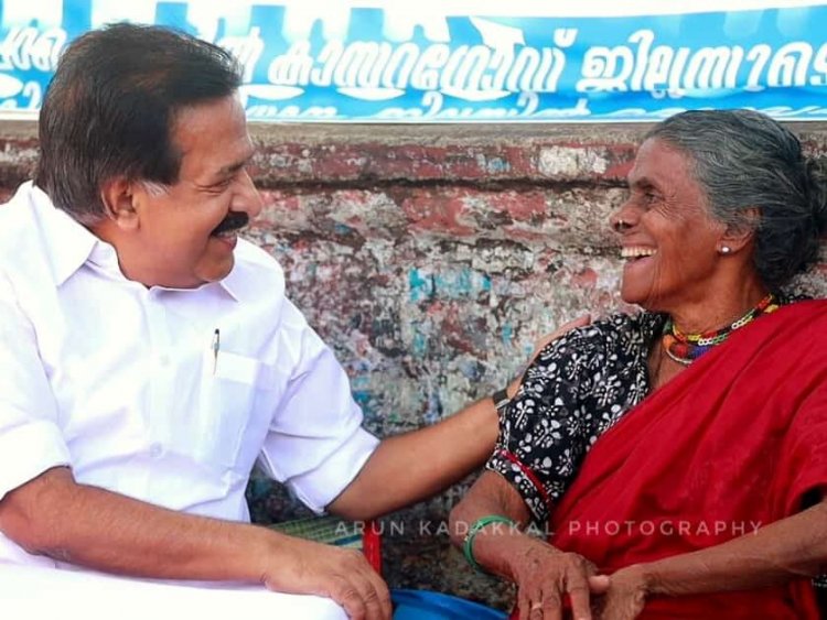 ദയാബായിക്കു പിന്തുണയുമായി  ചെന്നിത്തല സമരപ്പന്തലിലെത്തി