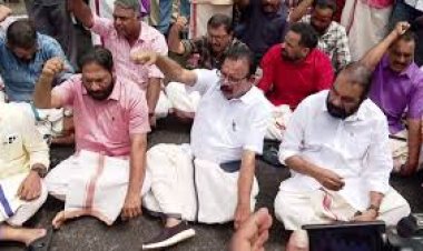 ഇഡി റെയ്‌ഡിനെതിരെ പിണറായി വിജയന്റെ  വീടിനു മുന്നിൽ കുത്തിയിരുന്ന് പ്രതിഷേധിച്ച്  മുതിർന്ന സിപിഎം നേതാക്കൾ  