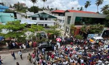പിണറായി വിജയൻ്റെ കണ്ണൂരിലെ വീട്ടിൽ നടന്ന ഇഡി റെയ്ഡ്; പരിശോധന പൂർത്തിയാക്കി ഇറങ്ങിയ ഉദ്യോഗസ്ഥരെ  കൂവി വിളിച്ച്  പ്രവർത്തകർ 