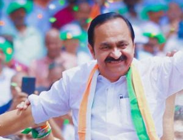 'പത്രാസ് കൂടിയാൽ ജനങ്ങളിൽ നിന്ന് അകലും; വി ഡി സതീശൻ