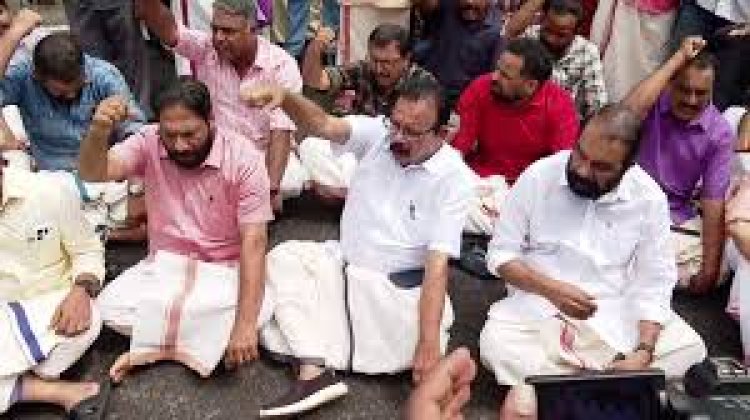 ഇഡി റെയ്‌ഡിനെതിരെ പിണറായി വിജയന്റെ  വീടിനു മുന്നിൽ കുത്തിയിരുന്ന് പ്രതിഷേധിച്ച്  മുതിർന്ന സിപിഎം നേതാക്കൾ  