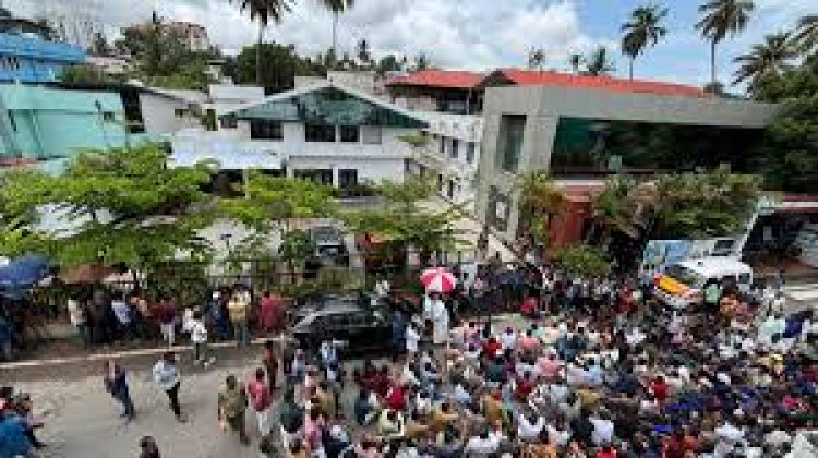 പിണറായി വിജയൻ്റെ കണ്ണൂരിലെ വീട്ടിൽ നടന്ന ഇഡി റെയ്ഡ്; പരിശോധന പൂർത്തിയാക്കി ഇറങ്ങിയ ഉദ്യോഗസ്ഥരെ  കൂവി വിളിച്ച്  പ്രവർത്തകർ 