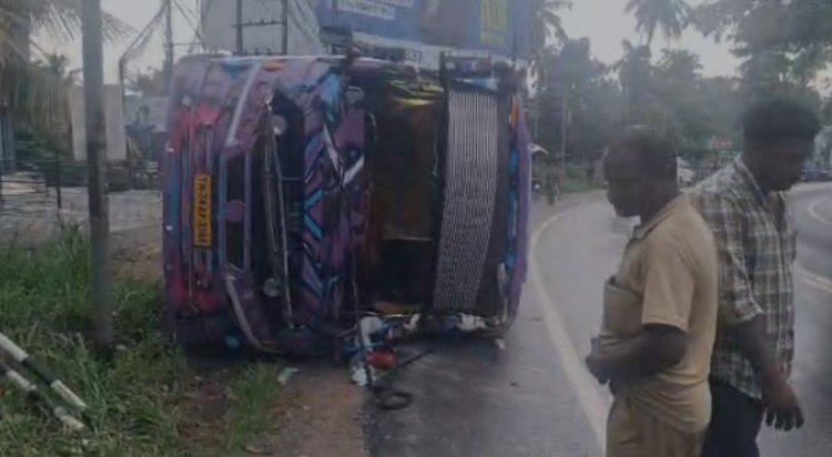 തിരുവല്ല എം സി റോഡിലെ തുകലശ്ശേരിയിൽ തമിഴ്നാട് സ്വദേശികളായ തീർഥാടക സംഘം സഞ്ചരിച്ചിരുന്ന ടൂറിസ്റ്റ് ബസ് അപകടത്തിൽപ്പെട്ട് 7 പേർക്ക് പരിക്ക്.