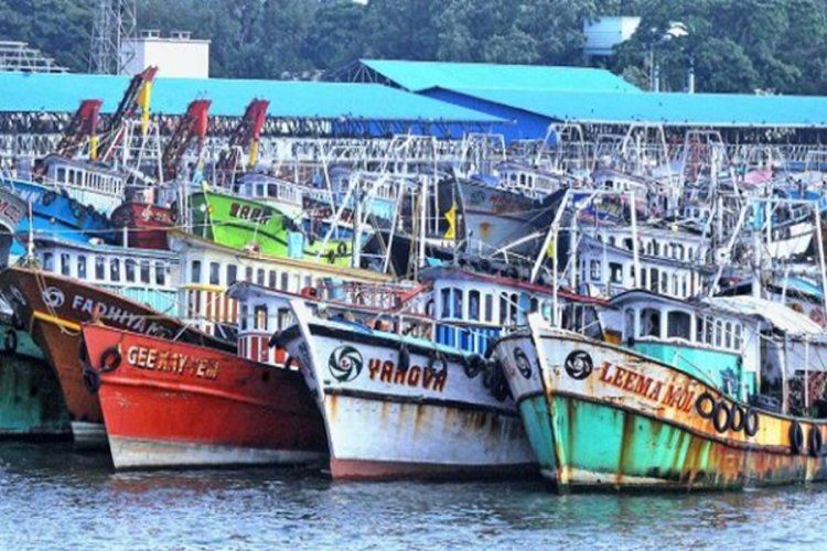 സംസ്ഥാനത്ത് ജൂൺ ഒമ്പത് മുതൽ ട്രോളിങ് നിരോധനംസംസ്ഥാനത്ത് ജൂൺ ഒമ്പത് മുതൽ ട്രോളിങ് നിരോധനം. ഫിഷറീസ് മന്ത്രി അബ്ദുള്‍ ഗഫൂര്‍ വിളിച്ചു ചേര്‍ത്ത യോഗത്തിലാണ് തീരുമാനം   #Fish #Fishermen #FisheriesDepartment #LatestNews