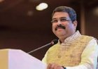 രാജി ആവശ്യപ്പെട്ടു കൊണ്ടുള്ള പ്രതിഷേധത്തിനടിയിലും പ്രധാനമന്ത്രിക്കൊപ്പം ഫ്രാൻസിലേക്ക് പോകാനൊരുങ്ങി ധർമ്മേന്ദ്ര പ്രധാൻ