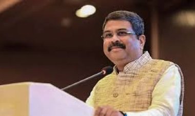 രാജി ആവശ്യപ്പെട്ടു കൊണ്ടുള്ള പ്രതിഷേധത്തിനടിയിലും പ്രധാനമന്ത്രിക്കൊപ്പം ഫ്രാൻസിലേക്ക് പോകാനൊരുങ്ങി ധർമ്മേന്ദ്ര പ്രധാൻ