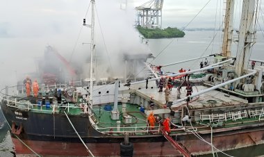 വൈപ്പിനിൽ സ്വകാര്യ ഷിപ്പ് യാർഡിൽ തീപ്പിടുത്തം; അറ്റകുറ്റ പണിക്കായി എത്തിച്ച കപ്പലിനാണ് തീപിടിച്ചത്
