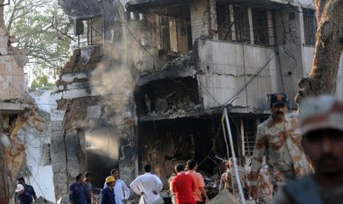 പാകിസ്ഥാനെ നടുക്കി കാറാച്ചി ആക്രമണം; സ്ഫോടനത്തിനും വെടിവെപ്പിനും പിന്നാലെ രക്തച്ചൊരിച്ചിൽ.