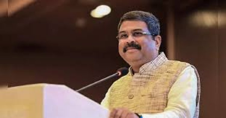 രാജി ആവശ്യപ്പെട്ടു കൊണ്ടുള്ള പ്രതിഷേധത്തിനടിയിലും പ്രധാനമന്ത്രിക്കൊപ്പം ഫ്രാൻസിലേക്ക് പോകാനൊരുങ്ങി ധർമ്മേന്ദ്ര പ്രധാൻ