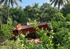 അടക്കയുമായി പോയ ലോറി മറിഞ്ഞു; വീടിന്റെ ഒരു ഭാഗം തകർന്നു, രണ്ടുപേർക്ക് പരിക്ക്.