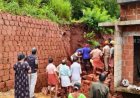 കാസർഗോഡ് ചെറുവത്തൂരിൽ നിർമാണത്തിനിടെ മൺതിട്ട ഇടിഞ്ഞുവീണു; മൂന്ന് തൊഴിലാളികൾ മണ്ണിനടിയിൽപ്പെട്ടു