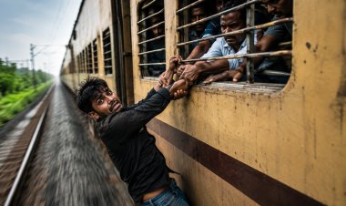 'കൈ വിടല്ലേ ഭായ്'... ഓടുന്ന ട്രെയിനിന്റെ ജനലിൽ തൂങ്ങി മൊബൈൽ കള്ളൻ; ഒടുവിൽ കൈയോടെ പിടിയിൽ.