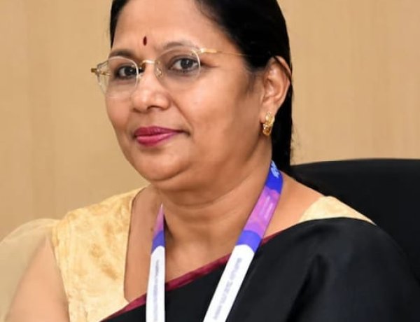 65 രൂപയുടെ തൂപ്പുകാരിയിൽ നിന്ന് ബാങ്ക് മാനേജരിലേക്ക്!!!