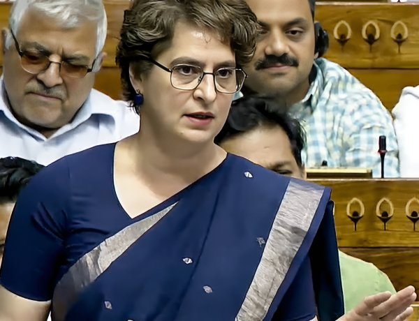 വസ്ത്രവും ചരിത്രവും നശിപ്പിച്ചു ; പ്രിയങ്കയുടെ വാക്കിൽ ബോധം പോയി മോദി
