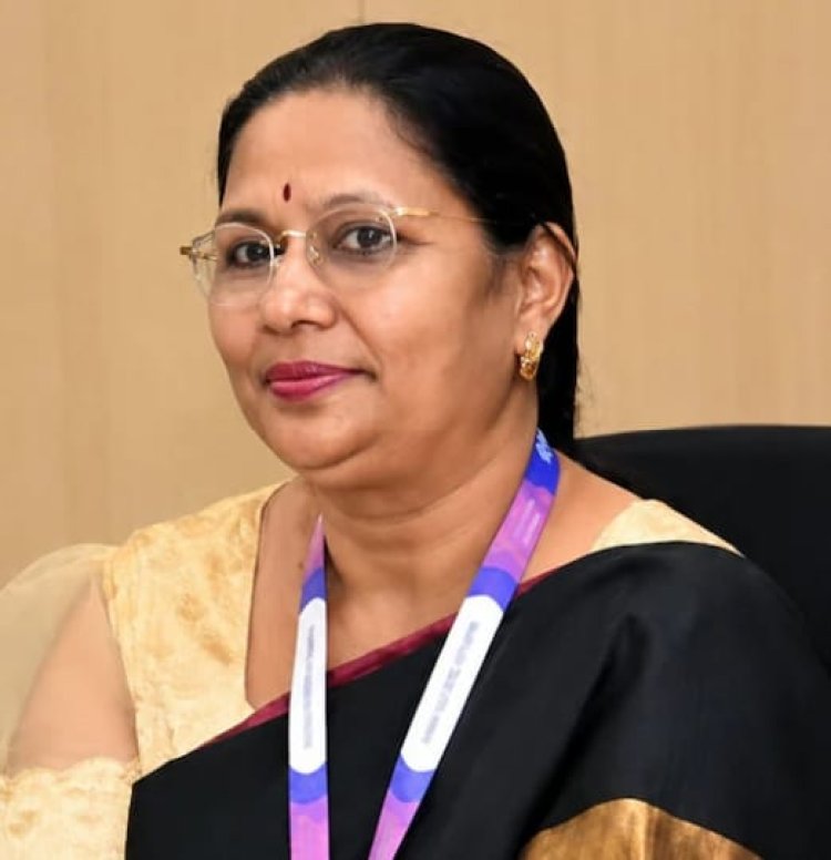 65 രൂപയുടെ തൂപ്പുകാരിയിൽ നിന്ന് ബാങ്ക് മാനേജരിലേക്ക്!!!
