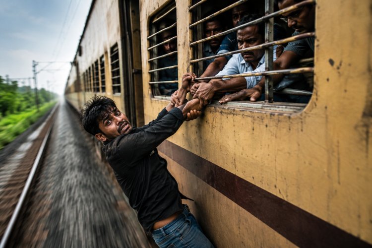 'കൈ വിടല്ലേ ഭായ്'... ഓടുന്ന ട്രെയിനിന്റെ ജനലിൽ തൂങ്ങി മൊബൈൽ കള്ളൻ; ഒടുവിൽ കൈയോടെ പിടിയിൽ.