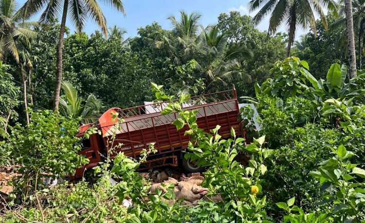 അടക്കയുമായി പോയ ലോറി മറിഞ്ഞു; വീടിന്റെ ഒരു ഭാഗം തകർന്നു, രണ്ടുപേർക്ക് പരിക്ക്.