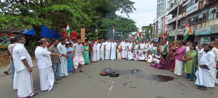 രാഹുൽ ഗാന്ധിക്കെതിരായ ആക്രമണത്തിൽ പ്രതിഷേധം; കാഞ്ഞങ്ങാട്ട് റോഡ് ഉപരോധിച്ച് ഡി.സി.സി