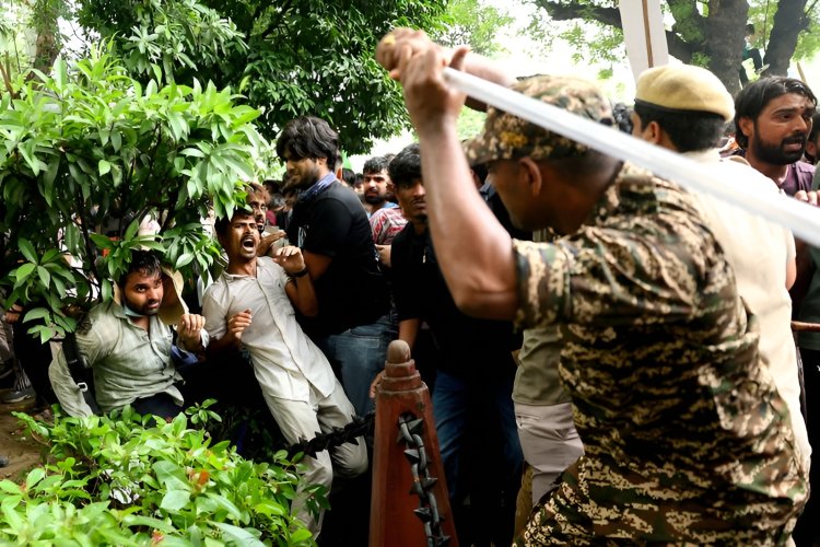 3 ഉപാധികൾ ഉയർത്തി രാഹുൽ ഗാന്ധി ; വീണ്ടും പ്രതിരോധത്തിലായി മോദി ;ഇനി പടിയിറക്കമോ?