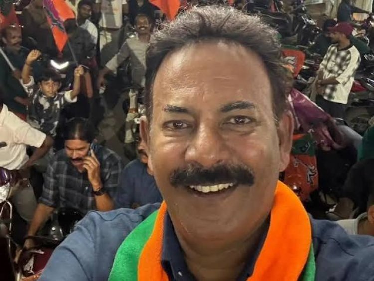 സമരത്തിനെത്തിയത് മദ്യത്തിനും ഭക്ഷണത്തിനും വേണ്ടിയെന്ന ആരോപണം; മേജർ രവിക്കെതിരെ 12-ാം ക്ലാസുകാരിയുടെ വക്കീൽ നോട്ടീസ്