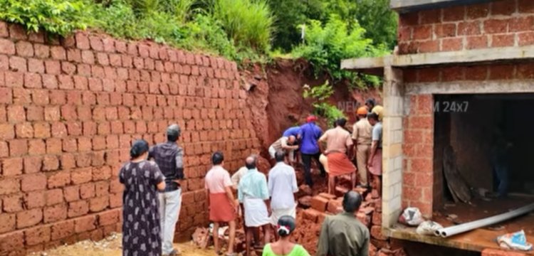 കാസർഗോഡ് ചെറുവത്തൂരിൽ നിർമാണത്തിനിടെ മൺതിട്ട ഇടിഞ്ഞുവീണു; മൂന്ന് തൊഴിലാളികൾ മണ്ണിനടിയിൽപ്പെട്ടു