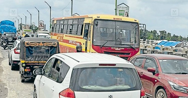 ശ്രീശങ്കര പാലത്തിലെ കുരുക്ക് ഒഴിഞ്ഞില്ല; സമരം പ്രഖ്യാപിച്ച് സ്വകാര്യ ബസുകൾ, ഇനി യാത്രക്കാർ നടന്ന് പാലം കടക്കണം!