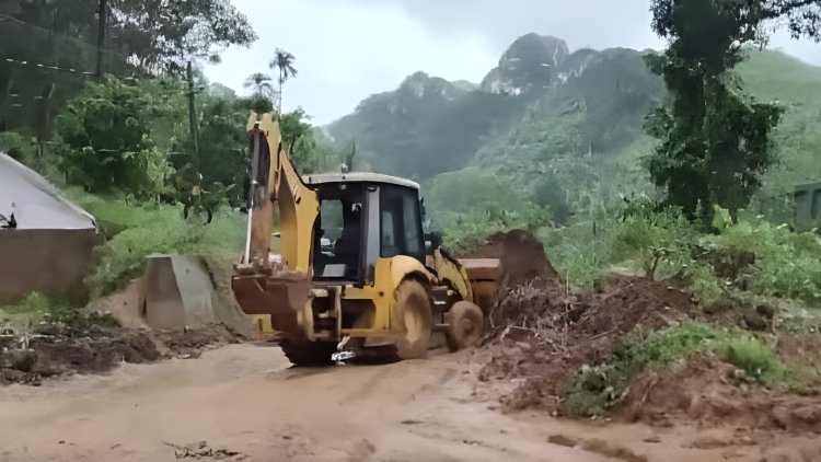 അതിശക്തമായ മഴ: സംസ്ഥാനത്ത് പലയിടത്തും പ്രളയഭീതി, ഗതാഗതം തടസ്സപ്പെട്ടു