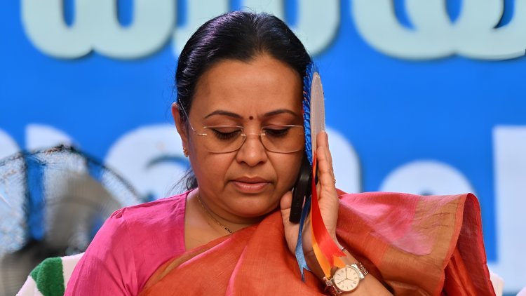 പെടലി നാടകവും കളളത്തരം ; പൊക്കാന്‍ ഉത്തരവിട്ട് ചെന്നിത്തല ; വീണാ ജോര്‍ജ് ഒളിവില്‍