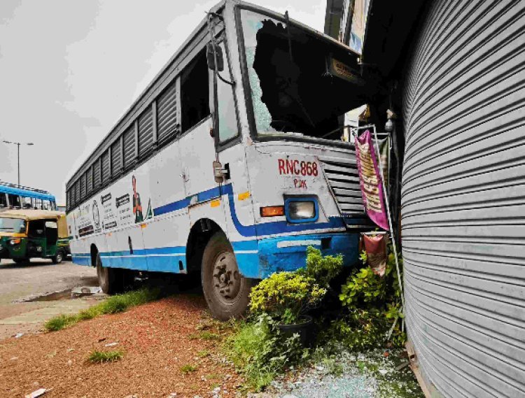 മകളെ ബസ് കയറ്റിവിട്ട് മടങ്ങവേ റോഡിലൂടെ നടന്നുപോയ 48കാരിയെ കെഎസ്ആർടിസി ബസ് ഇടിച്ചുതെറിപ്പിച്ചു; ദാരുണാന്ത്യം
