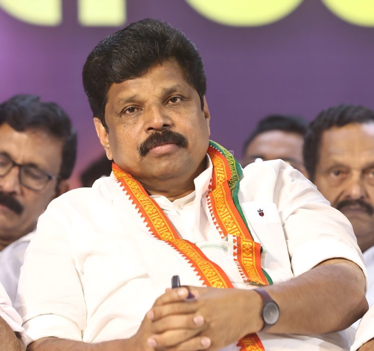 സതീശന് പൊൻതൂവാലായി ; കേരളത്തെ രക്ഷിച്ച മന്ത്രി