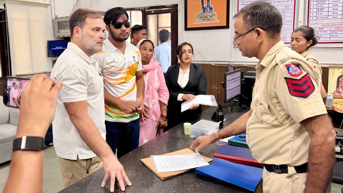 കേസ് എടുക്കാതെ പോകില്ല’; രാഹുലിന്റെ സമരത്തിന് മുന്നിൽ ദില്ലി പൊലീസിന് മുട്ടുമടക്കേണ്ടി വന്നു