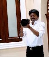 ക്യാമറ കൈയിലെടുത്ത് തമിഴ്നാട് മുഖ്യമന്ത്രി വിജയ്; ലോക ഫോട്ടോഗ്രാഫി ദിനത്തിൽ ഫോട്ടോജേണലിസ്റ്റുകൾക്ക് വേറിട്ട ആദരം