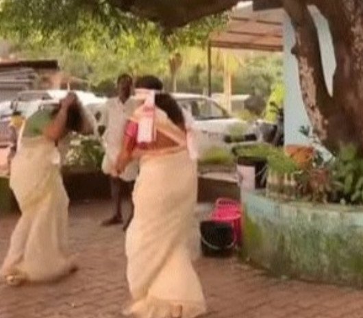 ഒരു കയ്യബദ്ധമാണേ! ഒന്നും തോന്നല്ലേ!: ഓണക്കളിയിൽ ചട്ടി ഉടയ്ക്കാനെത്തിയ കോൺഗ്രസ് പഞ്ചായത്തംഗത്തിന്റെ അടികൊണ്ടത് സി.പി.ഐ അംഗത്തിന്!