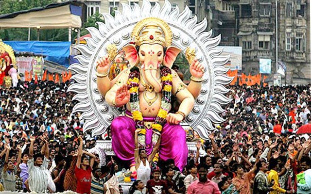 ഗണേശ ഘോഷയാത്രയ്ക്കിടെ വൻ ദുരന്തം; വിഗ്രഹം മറിഞ്ഞുവീണ് രണ്ട് മരണം, അഞ്ച് പേർക്ക് പരിക്ക്