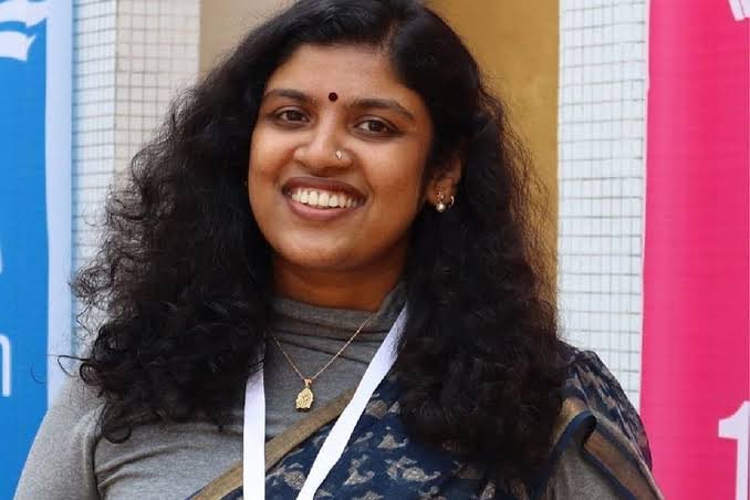 വനിതാ അധ്യക്ഷ കേട്ടലറക്കുന്ന മുദ്രാവാക്യം വിളിക്കരുതെന്ന് മന്ത്രി ജനീഷ്; മറുപടിയുമായി ചിന്ത ജെറോം